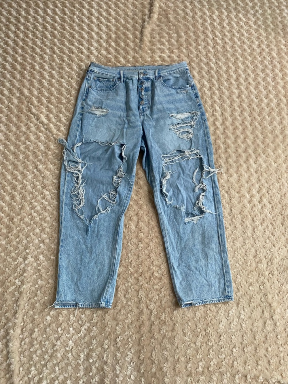 American Eagle 90s Women 14 Boyfriend Distressed Jeans in a light wash denim